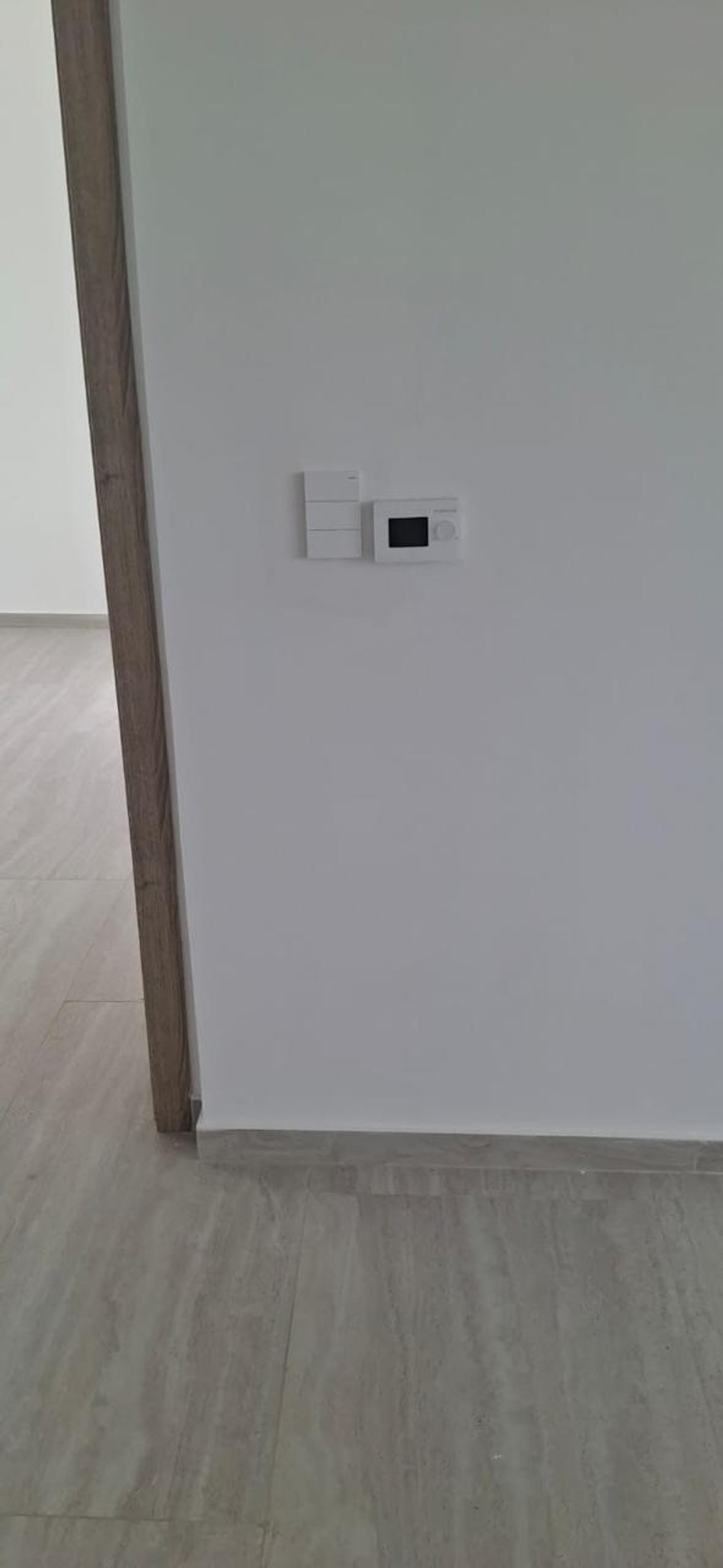 detalle de pared con termostato y puerta — proyecto INSTALACIONES , por CLIMA STAR SRL , en Pichincha 167